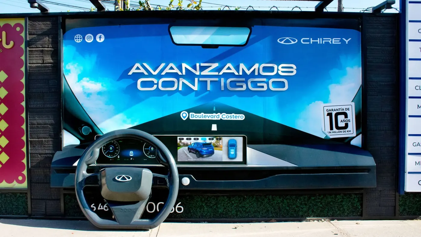 Chirey: Volante 3D que sale de la valla + tablero interactivo